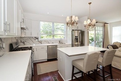 Nestled in a serene Huntington cul-de-sac, this stunning Spring - photo 11