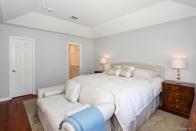 Nestled in a serene Huntington cul-de-sac, this stunning Spring - photo 17