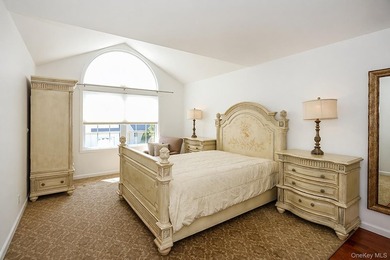 Nestled in a serene Huntington cul-de-sac, this stunning Spring - photo 20