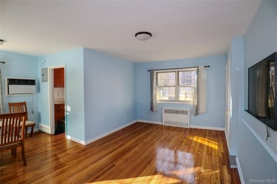 Sun-Drenched Corner Garden Unit On The First Floor. Step into - photo 2