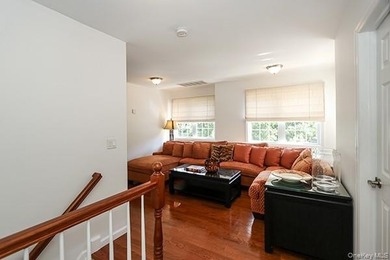 Nestled in a serene Huntington cul-de-sac, this stunning Spring - photo 22