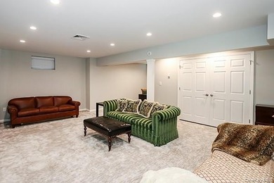 Nestled in a serene Huntington cul-de-sac, this stunning Spring - photo 25