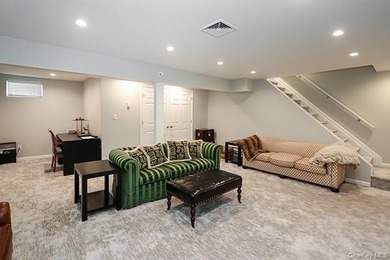 Nestled in a serene Huntington cul-de-sac, this stunning Spring - photo 26
