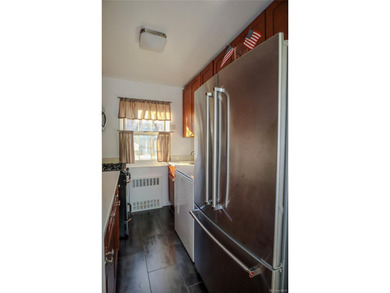Sun-Drenched Corner Garden Unit On The First Floor. Step into - photo 7