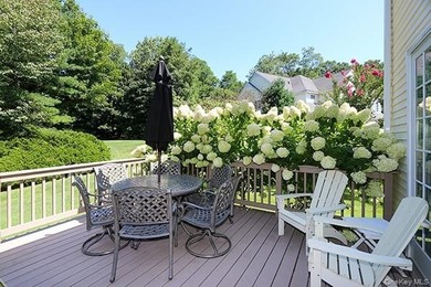 Nestled in a serene Huntington cul-de-sac, this stunning Spring - photo 27