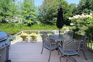 Nestled in a serene Huntington cul-de-sac, this stunning Spring - photo 28