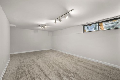Light, bright & spacious 2BR/1.5BA condo in desirable Woodridge - photo 29