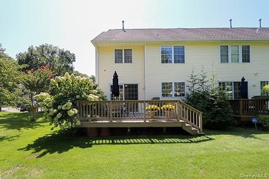 Nestled in a serene Huntington cul-de-sac, this stunning Spring - photo 31