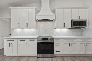 Welcome to this stunning, fully renovated 4-bedroom, 2-bath - photo 13