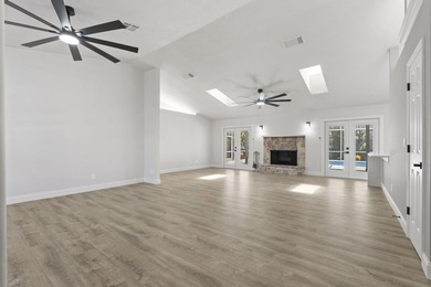 Welcome to this stunning, fully renovated 4-bedroom, 2-bath - photo 21
