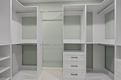 Welcome to this stunning, fully renovated 4-bedroom, 2-bath - photo 27