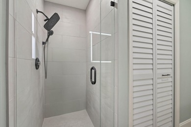 Welcome to this stunning, fully renovated 4-bedroom, 2-bath - photo 29