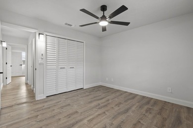 Welcome to this stunning, fully renovated 4-bedroom, 2-bath - photo 32