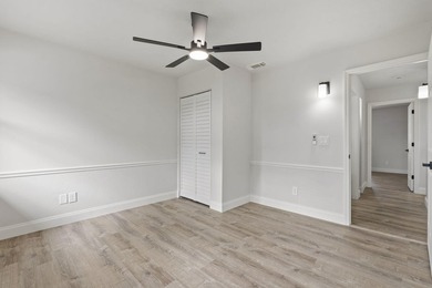 Welcome to this stunning, fully renovated 4-bedroom, 2-bath - photo 34