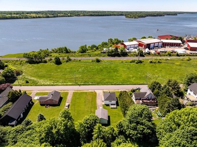 Super cute bungalow in a lovely location. Delightful 1/4 acre - photo 3