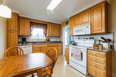 Super cute bungalow in a lovely location. Delightful 1/4 acre - photo 4