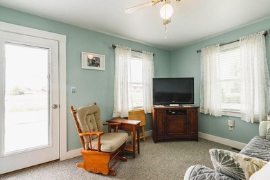 Super cute bungalow in a lovely location. Delightful 1/4 acre - photo 8