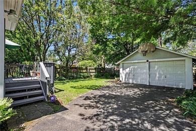 Spacious Center Entrance Colonial with nearly 2200 Square Feet - photo 31