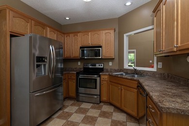 Great 2 level home on over 2 acres of land in the beautiful - photo 7