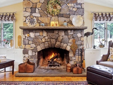 Discover the unparalleled elegance of 16 Davis Point Rd, a - photo 4