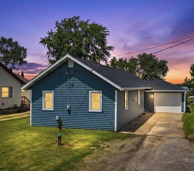Enjoy the beautiful views of Lake Butte Des Morts from this - photo 4
