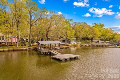True Fisherman's cottage with unbelievable water frontage and - photo 2
