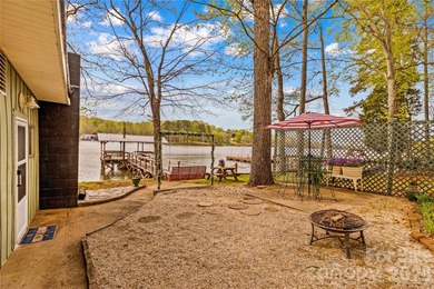 True Fisherman's cottage with unbelievable water frontage and - photo 6