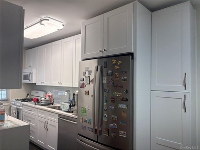 Renovated, sleek, end-of-row apartment with private entrance - photo 7