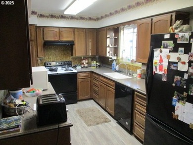 5 bedroom 2 bath with attached 2 car garage and heated 1,500 - photo 8