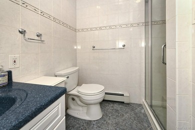 Welcome to this beautifully maintained 5 bedroom, 3 1/2 bath - photo 25