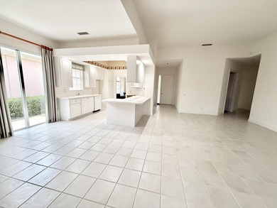 This Oakmont model offers 3 bedrooms, 2 bathrooms, plus a den - photo 4