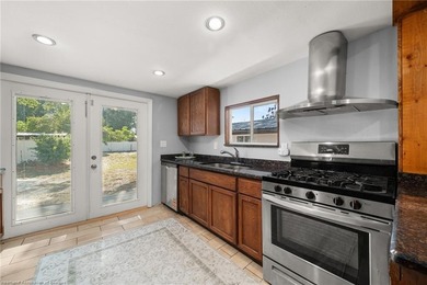 Discover this absolutely charming three-bedroom, two-bathroom - photo 11