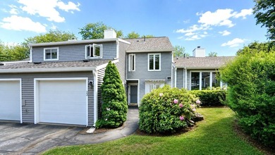 This bright and lovely 3-bedroom, 2.5 bathroom condo offers the - photo 1