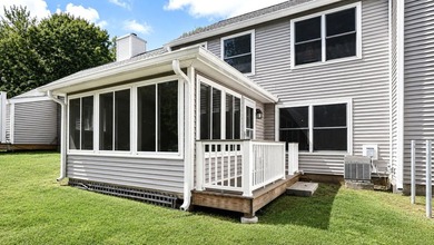 This bright and lovely 3-bedroom, 2.5 bathroom condo offers the - photo 3
