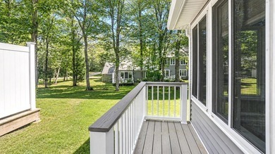 This bright and lovely 3-bedroom, 2.5 bathroom condo offers the - photo 4