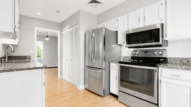 This bright and lovely 3-bedroom, 2.5 bathroom condo offers the - photo 5