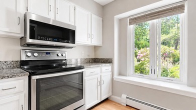 This bright and lovely 3-bedroom, 2.5 bathroom condo offers the - photo 7
