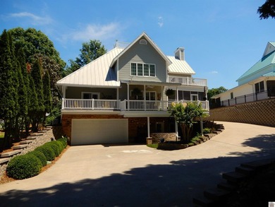 Fabulous Immaculate Quality Custom built 3 bedroom 3 full baths - photo 50