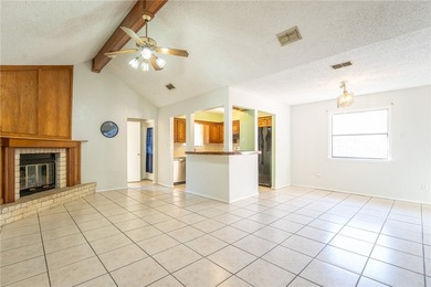 A great home in the Crestmont subdivision, a spacious living and - photo 2