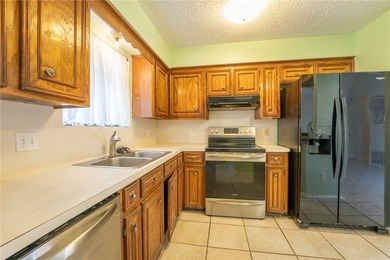 A great home in the Crestmont subdivision, a spacious living and - photo 3