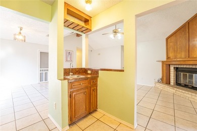 A great home in the Crestmont subdivision, a spacious living and - photo 4