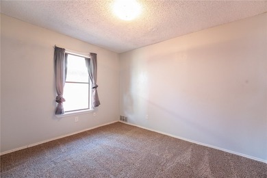 A great home in the Crestmont subdivision, a spacious living and - photo 6