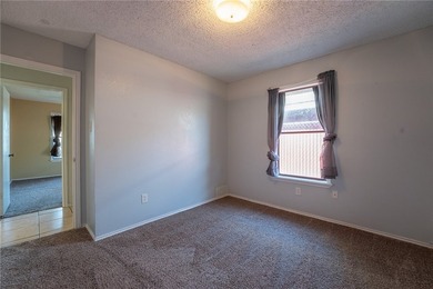 A great home in the Crestmont subdivision, a spacious living and - photo 7