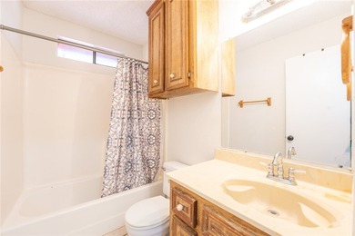 A great home in the Crestmont subdivision, a spacious living and - photo 8