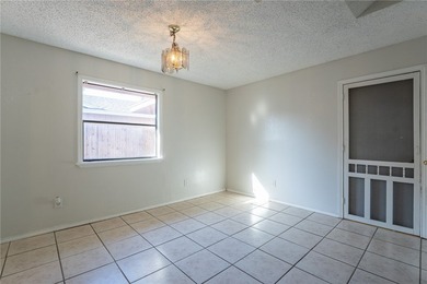 A great home in the Crestmont subdivision, a spacious living and - photo 10
