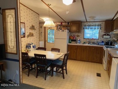 Spacious home with a metal roof, quiet neighborhood, carport and - photo 3