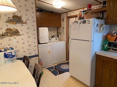 Spacious home with a metal roof, quiet neighborhood, carport and - photo 5