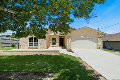Welcome to this beautifully updated handicap-accessible - photo 2