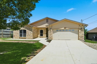Welcome to this beautifully updated handicap-accessible - photo 3