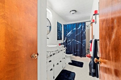 This beautiful 3-bedroom, 2-bathroom home combines classic charm - photo 24